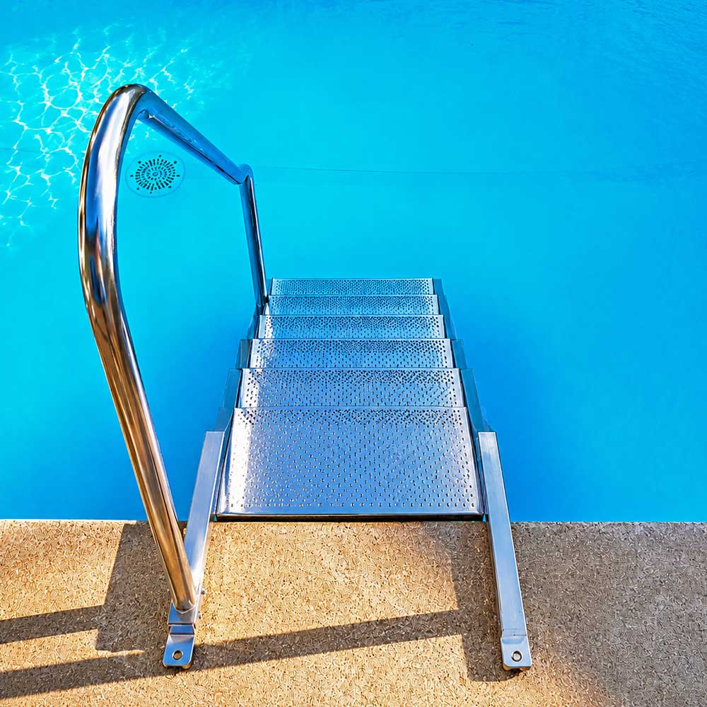 Pooltreppe Pooltreppe aus Edelstahl V4A mit rechtsseitigem Handlauf im eingebauten Zustand am Schwimmbecken