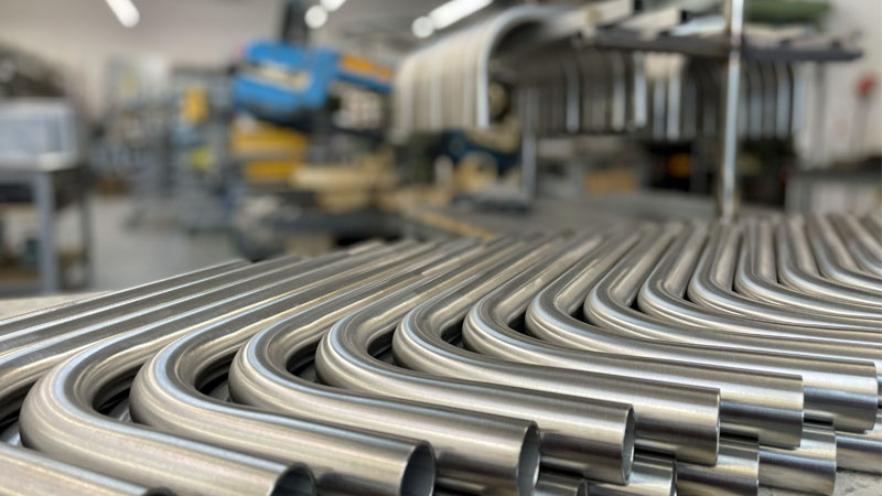 Gebogene Edelstahlrohre in der Produktion bei ETech Edelstahl