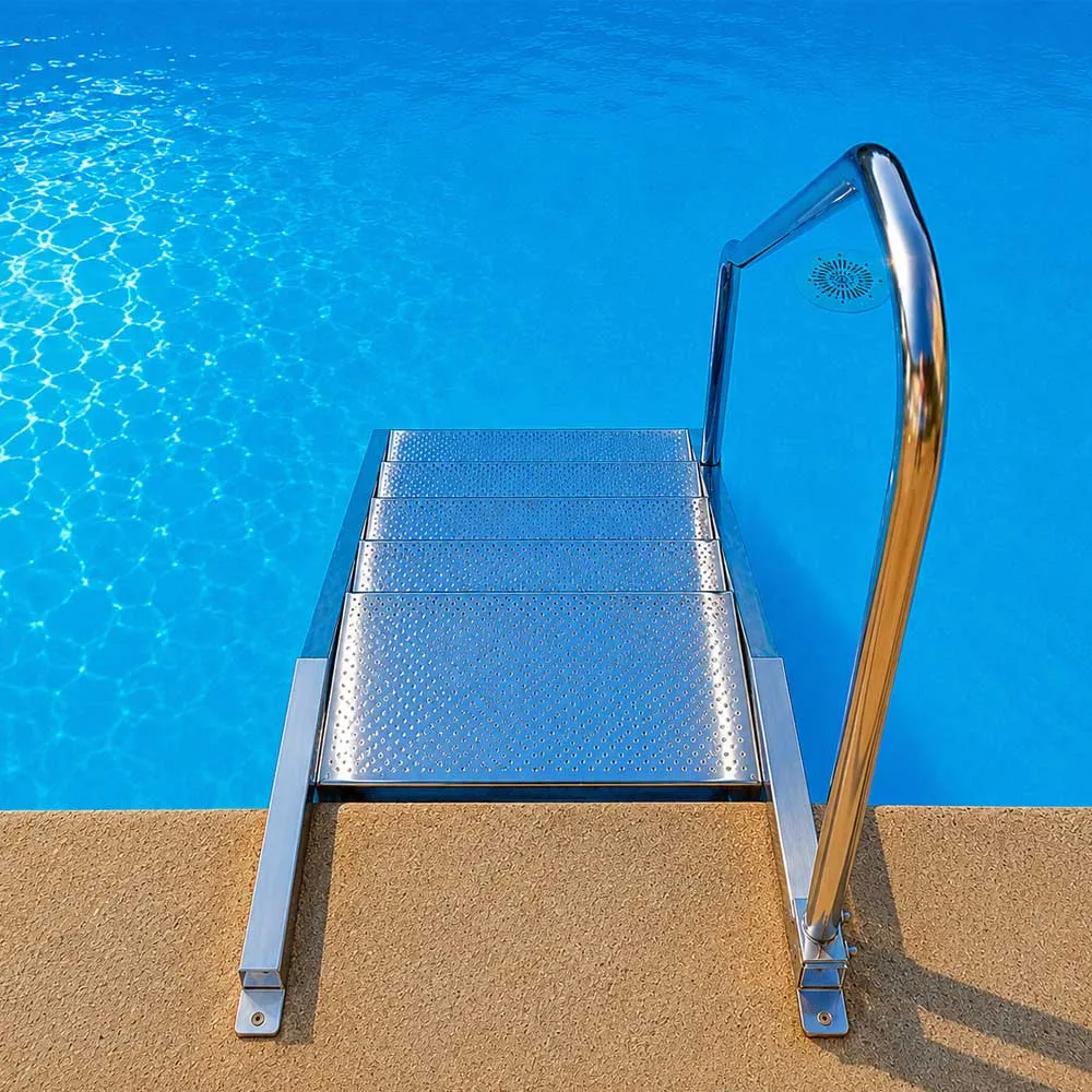 Pooltreppe aus Edelstahl V4A mit linksseitigem Handlauf im eingebauten Zustand am Schwimmbecken